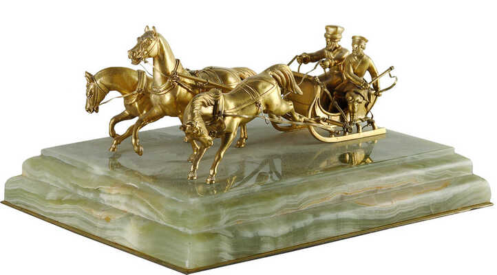 Скульптурная группа «Зимняя тройка» на прямоугольной ступенчатой подставке из оникса